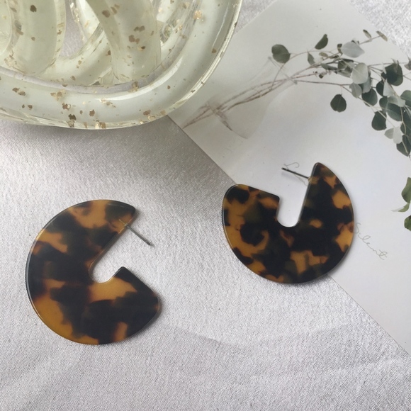 Jewelry - Leopard Chic Acrylic Tortoise Shell Hoop Earrings